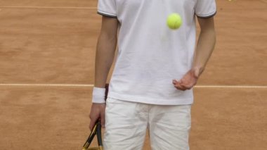 Beyaz spor top sahada, tenis raketi ile Zıplayan adam yakın çekim