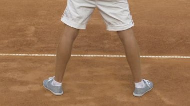 Tenis Kortu, topa vurmaya hazırlanıyor erkek atlet görünümünü geri yakın çekim