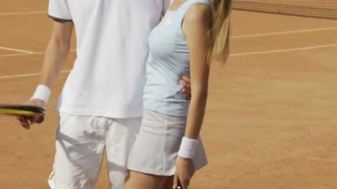 Sarılma ve tenis raketi, spor tutan spor atlet insanların çift