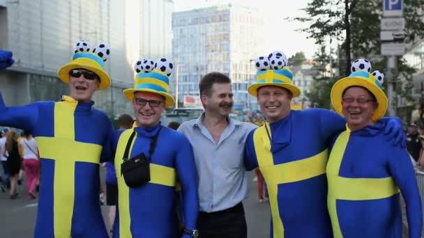 Κίεβο, Ουκρανία - Circa Ιουνίου 2012: Οπαδών ποδοσφαίρου της πόλης. Αστεία άνδρες με σφιχτό κοστούμια φωτογράφηση με όλους τους ελθόντες, μασκότ της εθνικής ομάδας — Αρχείο Βίντεο