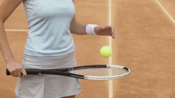 Жіночий тенісистка підстрибує м'яч на ракетці, здоровий спосіб життя і спортивне хобі — стокове відео