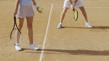 Çift Tenis oyuncuları top, spor yarışması, closeup hizmet vermeye hazırlanıyor