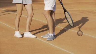 Sahada ayakta ve son tenis hakkında konuşurken kadın ve erkek maç, hobi