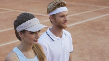 Tenis maç birbirlerine ve gülümseyen spor bakarak ve zafer Kazananlar