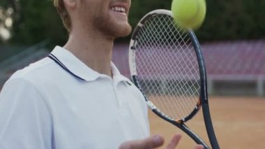 Oyun için hazırlık tenis oyuncu atma sarı topu, gülümseyen, yakın çekim