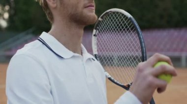 Tenis topu atma ve bu, yakalanma sporcu yarışma öncesinde eğitim