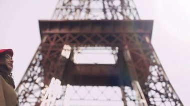 Zengin Bayan Paris'te alışveriş yaparken onun alımları taşımak onun erkek arkadaşı zorlama