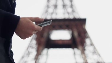 Adam akıllı telefon, bilet rezervasyonu ve hotel iş gezisi için dalga köpüğü enterne