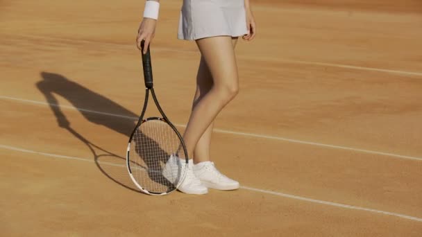 Szexi női sportoló lábak, nő visel sportruházat vár heverő, a bíróság — Stock videók