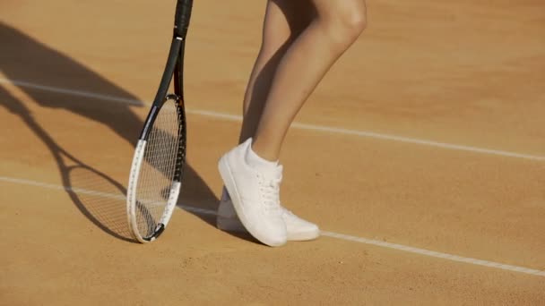 Mujer atleta bonita en entrenamiento de ropa deportiva en la cancha, esperando el partido de tenis — Vídeos de Stock