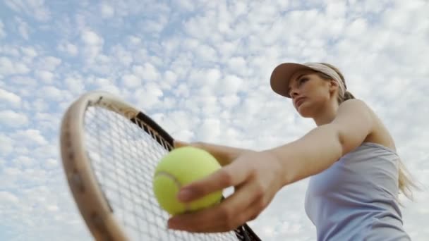 Profesionální hráčka tenisu hráče sloužící míč na soudu, motivace a sport
