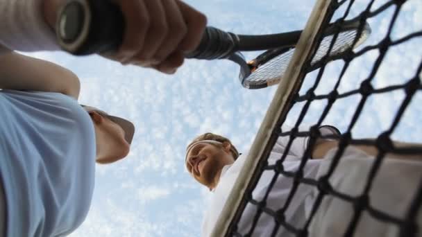 Vista dal basso di partner sorridenti che danno il cinque prima della partita di tennis, sport — Video Stock
