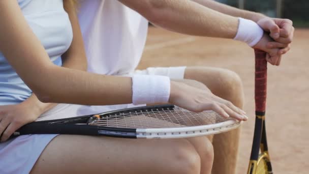 Femme en blanc vêtements de sport assis sur le banc et flirter avec entraîneur, sport — Video