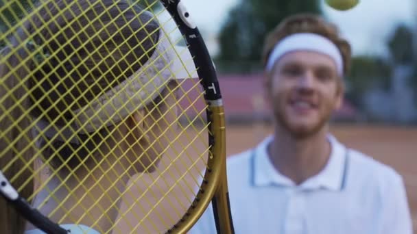 Tennisspelare Som Pratar Med Mannen Tennisbanan Man Flirta Med Kvinna — Stockvideo