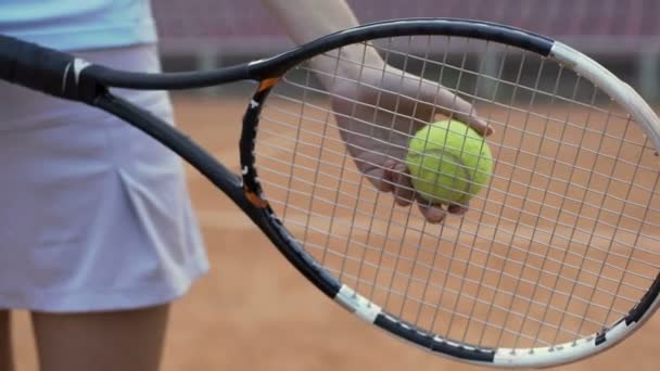 Kendine güvenen kadın tenis topu, raket spor ve hobi hizmet vermeye hazırlanıyor — Stok video