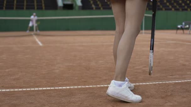 Entrenamiento de tenis, mujer sirviendo pelota a su sofá masculino, raqueta deportiva y hobby — Vídeos de Stock