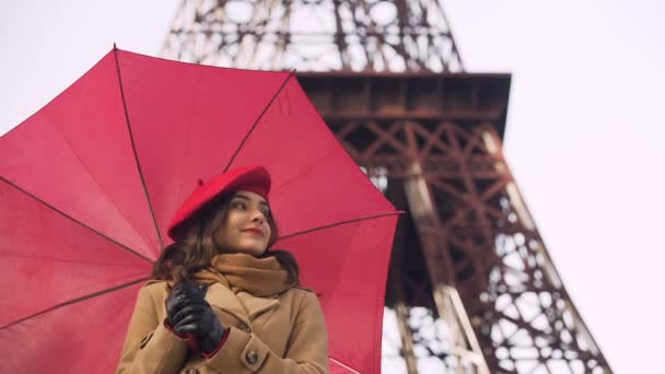 Όμορφο κορίτσι με ανυπομονησία να το φίλο της, βροχερή ημέρα, ημερομηνία στο Παρίσι — Αρχείο Βίντεο