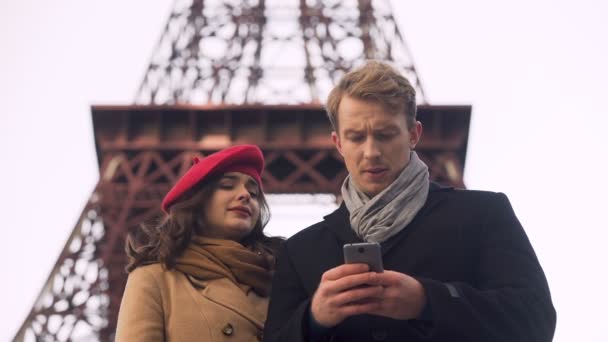 Los turistas extranjeros viendo mapa en línea en el teléfono inteligente en busca de lugares de interés en París — Vídeos de Stock