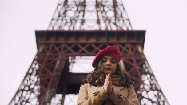 Aufmerksamer Mann hüllt seine gefrorene Geliebte in eine Decke, Open-Air-Date in Paris — Stockvideo