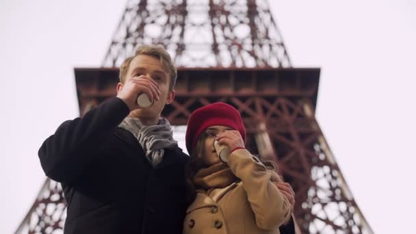 Paar trinkt warmes Getränk und genießt schöne Aussicht auf Sehenswürdigkeiten — Stockvideo