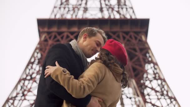 Homme amoureux tournant sa bien-aimée dans la danse et l'embrassant passionnément sur les lèvres — Video