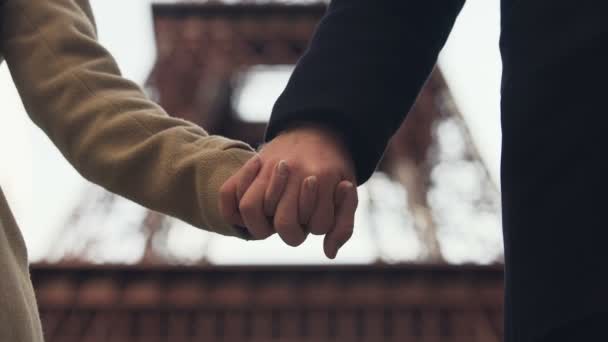 Любовники, берущие за руки и разлучающиеся навсегда, конец отношений, развод — стоковое видео