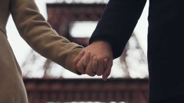 Mädchen trifft Entscheidung, sich von ihrem Freund zu trennen, Beziehung auf Distanz — Stockvideo