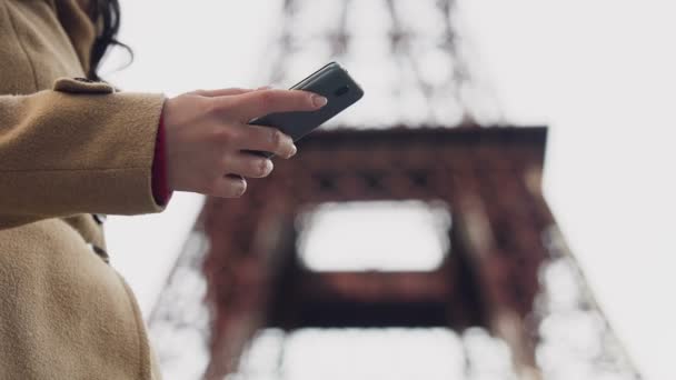 Dame op zoek naar taxi nummer in smartphone app en bellen naar boek voertuig — Stockvideo