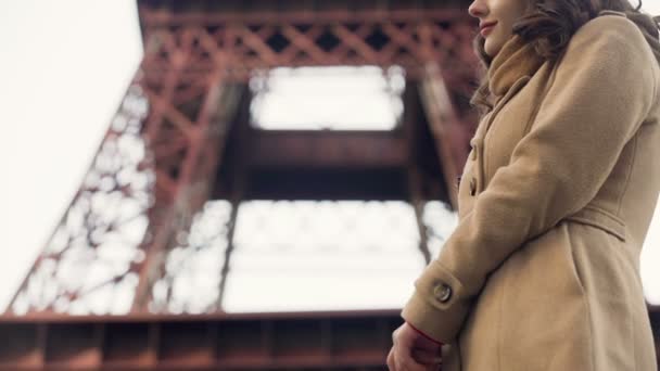 男人送花给心爱的人, 轻轻拥抱她, 浪漫在巴黎 — 图库视频影像