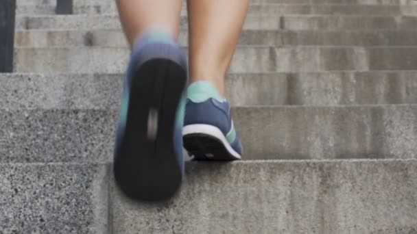 Mulher correndo escada para alcançar metas e sonhos, em busca de sucesso — Vídeo de Stock