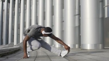 Isınma ve germe egzersiz önce atletik kişi egzersiz için hazırlanıyor