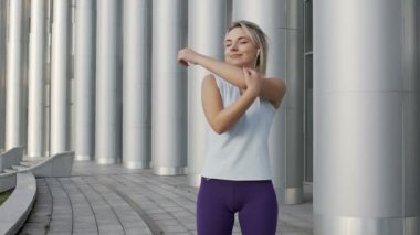 Cesedi ısınma yavaş yavaş uzanan kollar, spor giyim güzel beyaz kadın