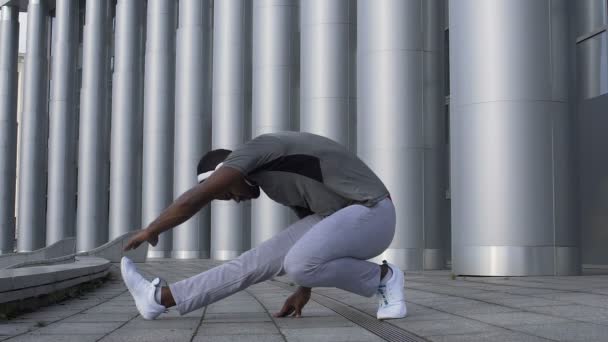 Passa latin mannen stretching musklerna i slow motion, hälsosam enskilda arbetande ute — Stockvideo