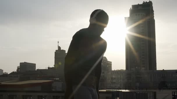 Silhouette eines erwachsenen Kämpfers beim Aufwärmen vor dem Spiel in Sonnenstrahlen, Motivation — Stockvideo