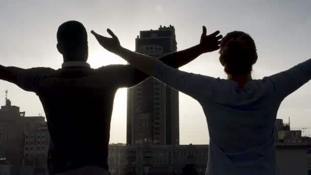 Vriend en vriendin doen van ademhalingsoefeningen, lichamelijke en geestelijke yoga — Stockvideo