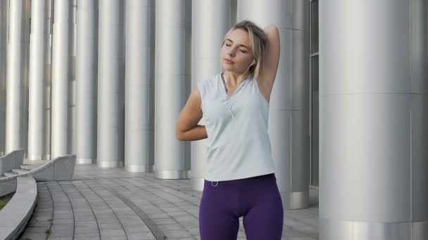 Young lady in running gear preparing to exercise in slow-motion, training day — Stock Video