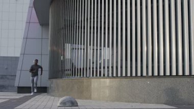 Konsantre boksör içinde uyuşuk çalıştıran sonraki maçtan önce dinamik egzersiz yaparak