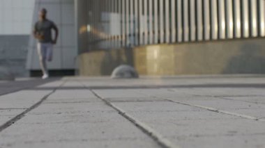 Egzersizleri çalıştıran atletik siyah kişi yavaş hareket, kameraya yaklaşırken