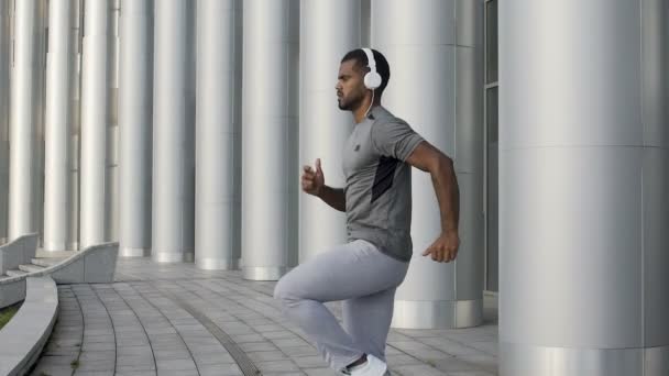 Entrenamiento de deportista competitivo para el campeonato mundial en tiempo libre, running — Vídeo de stock