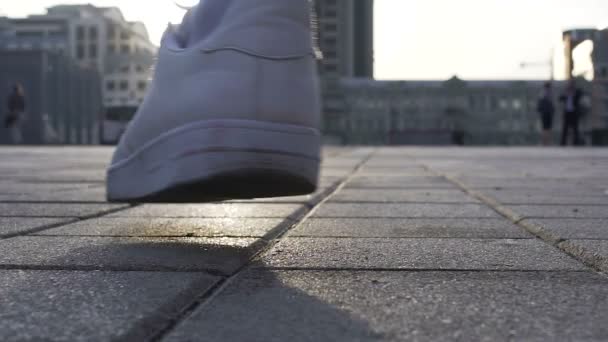 Primer Plano Las Piernas Masculinas Que Mueven Zapatillas Blancas Anuncio — Vídeo de stock