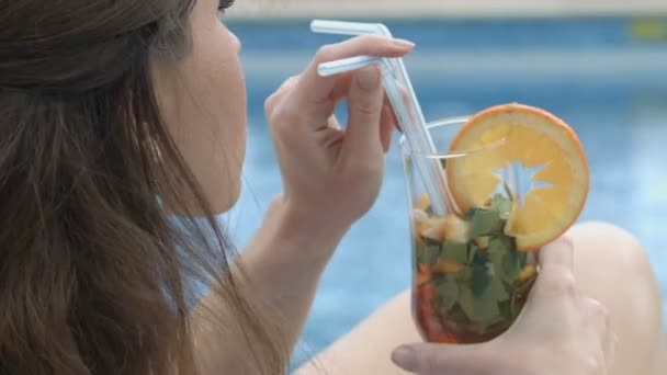 Jeune dame se détendre au bord de la piscine sirotant un cocktail et profiter de vacances d'été — Video