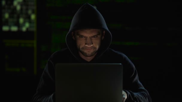 Hacker apporter des modifications au code du programme et les attendre pour briser le système, piratage — Video