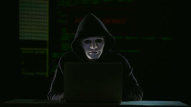 Erkek hacker ölümcül bir hata ve onun kişisel veri gizliliği kaldırılmış, başarısızlık