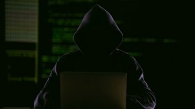 Internet virüs yaymak ilerlemesini denetleme dizüstü, açılış adam silüeti