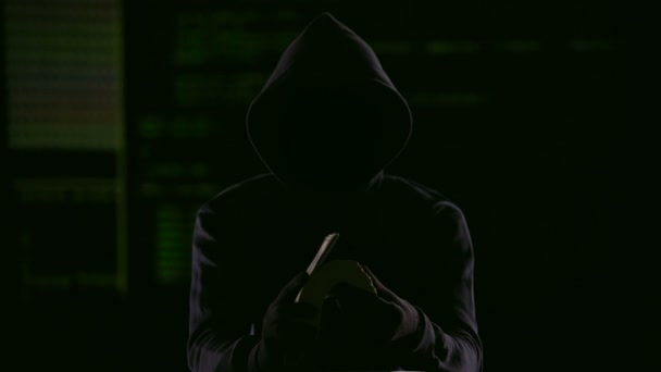 Internet-Betrüger erhalten Geld, das er benötigt, um gefälschte Hacking zu verhindern, Betrug — Stockvideo