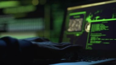 Kötü amaçlı yazılım, oluşturmaya çalışan hacker aktif laptop tuş takımında yazarak