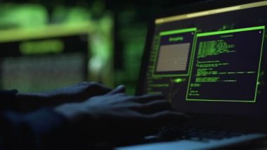 Yakın çekim hacker dizüstü bilgisayarda çalışan parola, erişim izni seçerek eller