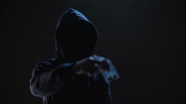 Anonim satıcı çanta uyuşturucu ile dolar, bağımlılığı sorun değiştirme