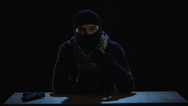 Terrorista escribiendo mensaje de video con amenazas y advertencias, ataque global — Vídeos de Stock