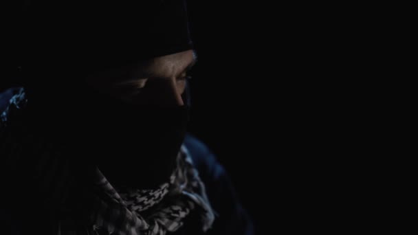 Бомбардировщик молится перед самоубийством, воинственная исламистская многонациональная организация — стоковое видео